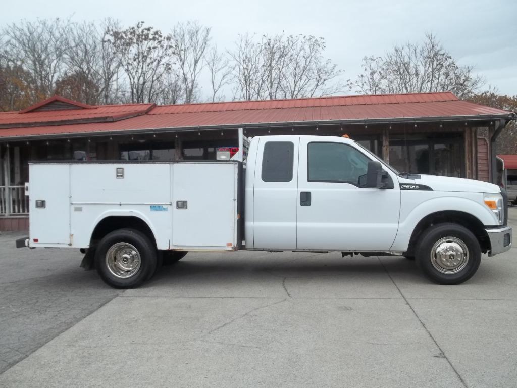 2011 Ford F-350 Super Duty Chassis Cab Lariat's photo