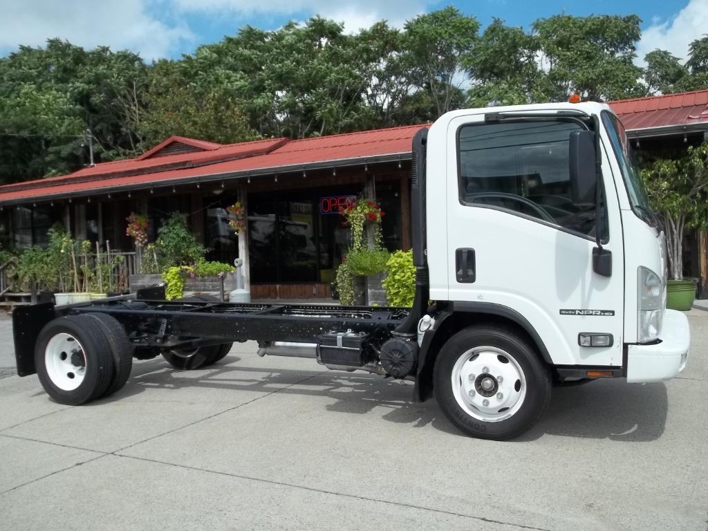 2018 Isuzu NPR HD's photo