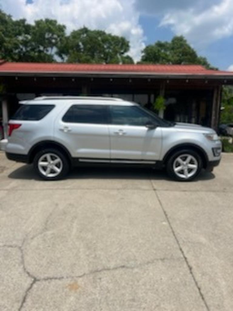 2016 Ford Explorer XLT's photo